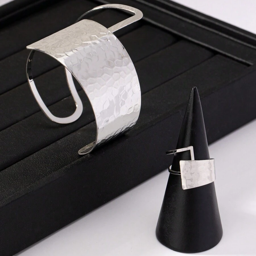 Set moderno martellato: 1 bracciale e 1 anello