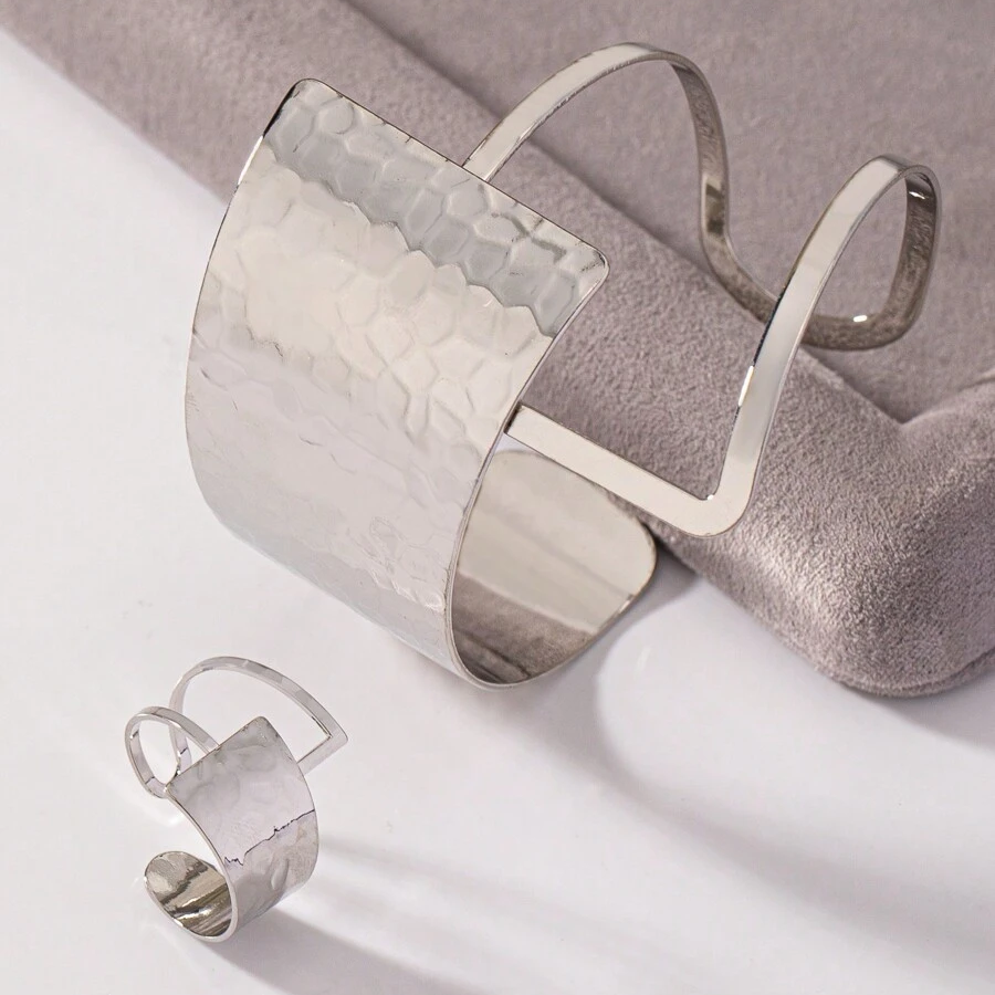 Set moderno martellato: 1 bracciale e 1 anello