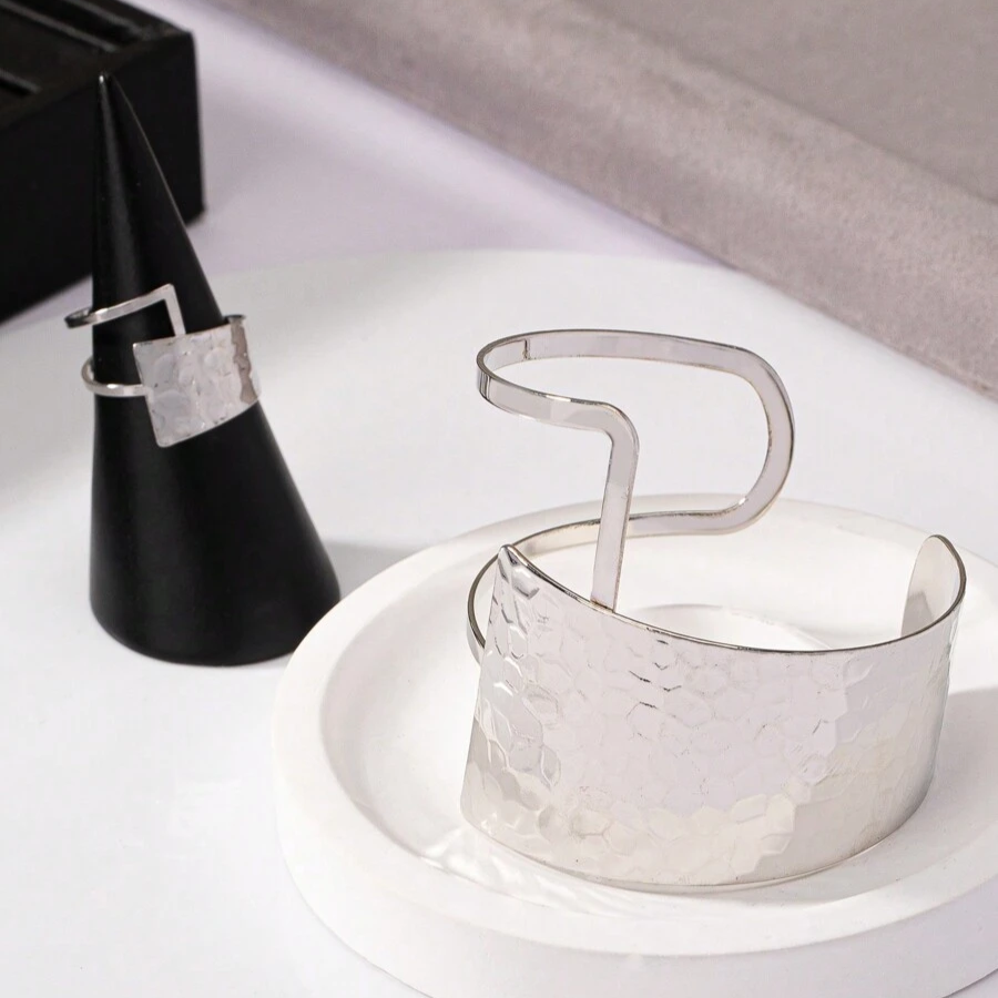 Set moderno martellato: 1 bracciale e 1 anello