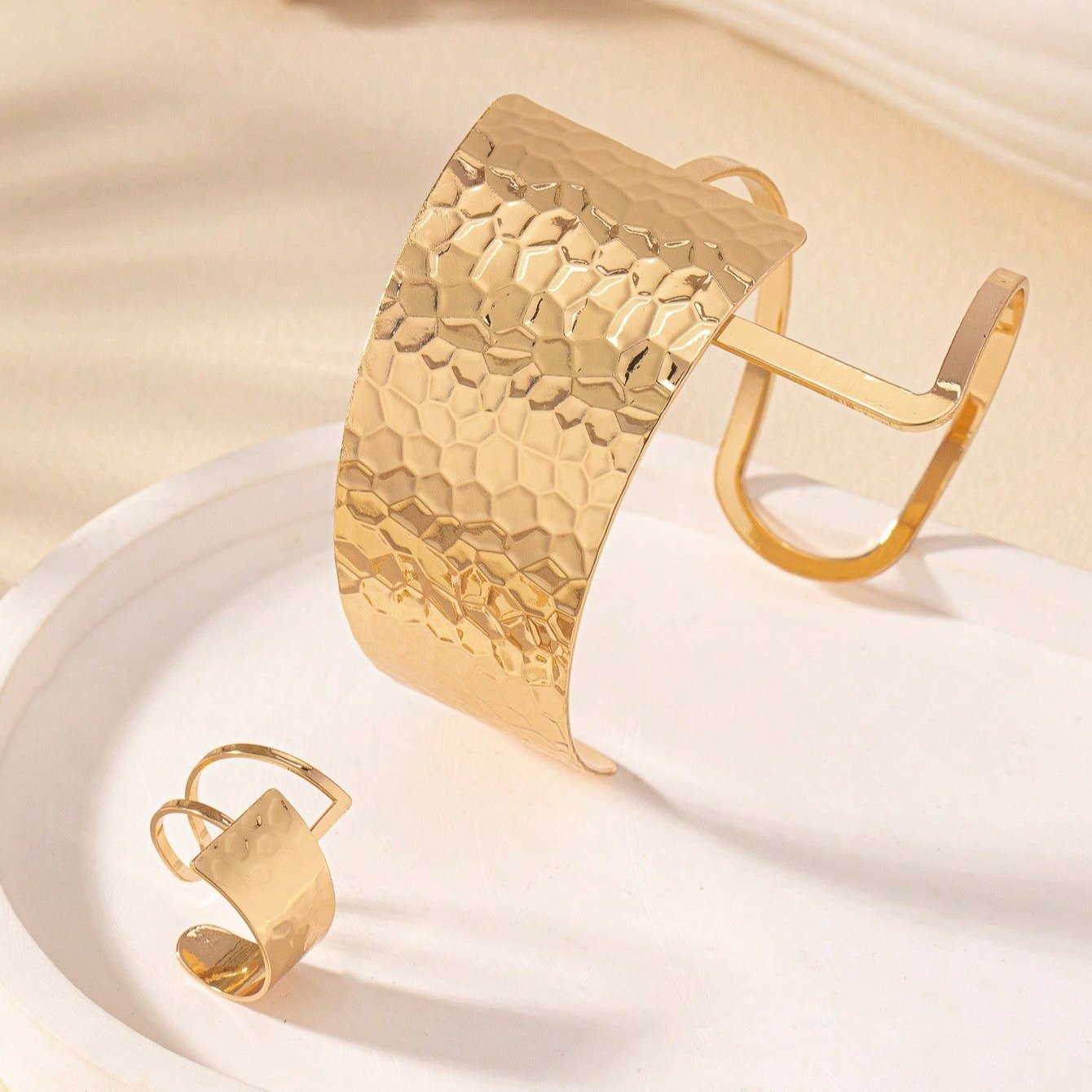 Set moderno martellato: 1 bracciale e 1 anello