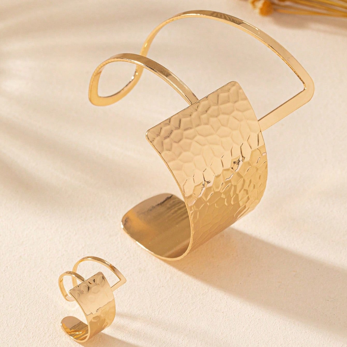 Set moderno martellato: 1 bracciale e 1 anello