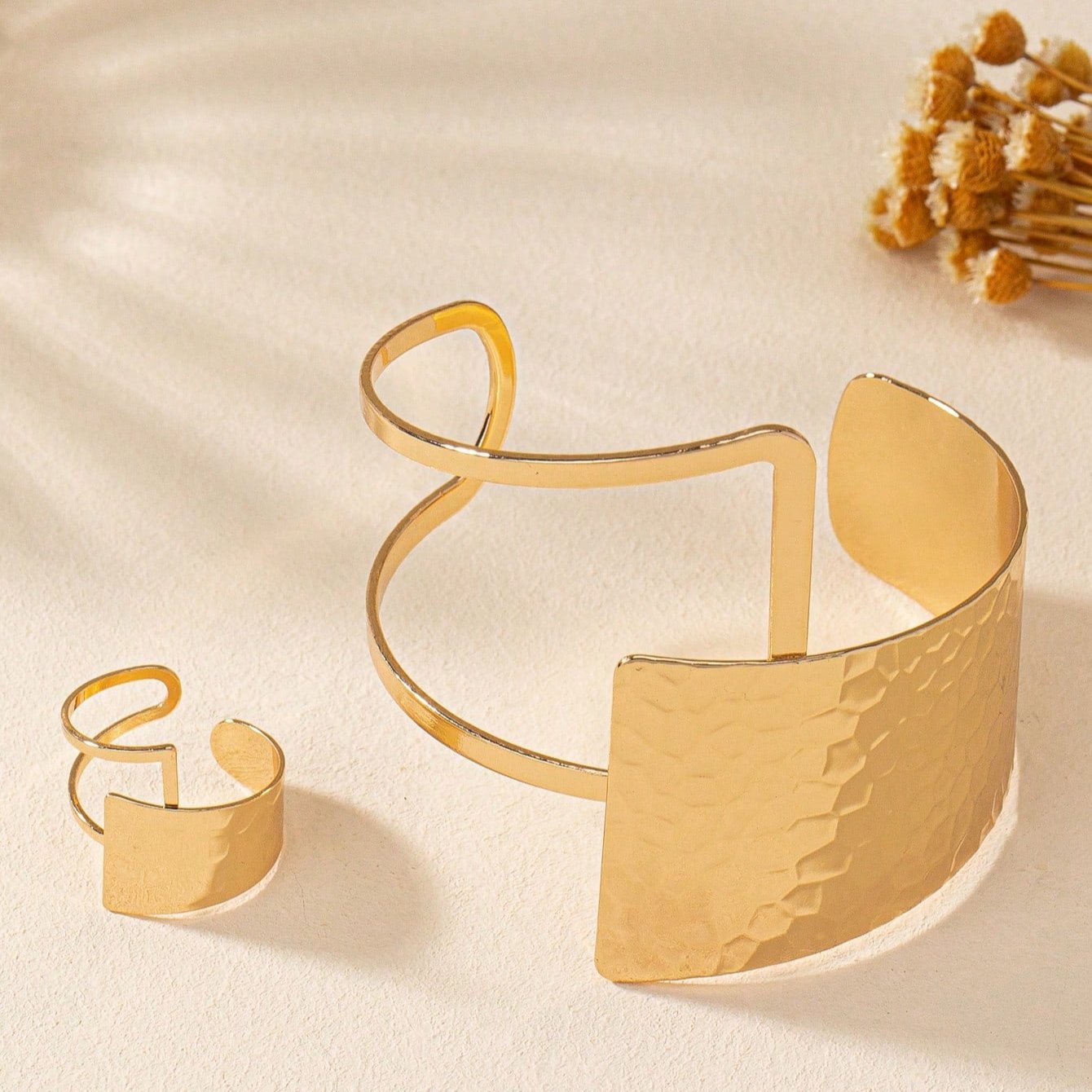 Set moderno martellato: 1 bracciale e 1 anello