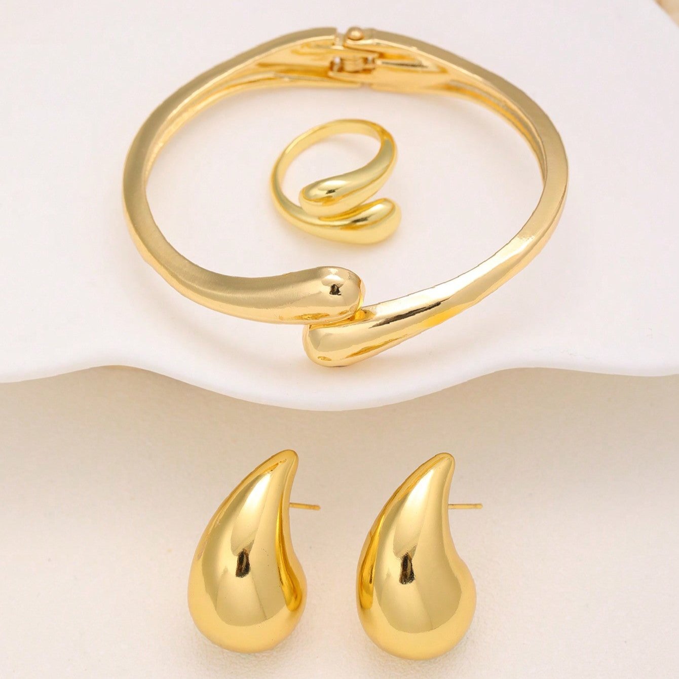 Set goccia in acciaio inox: orecchini, anello e bracciale