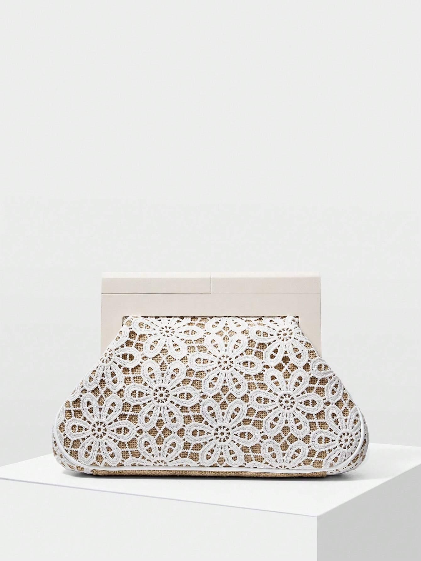 Clutch con design floreale intagliato “Carmela”