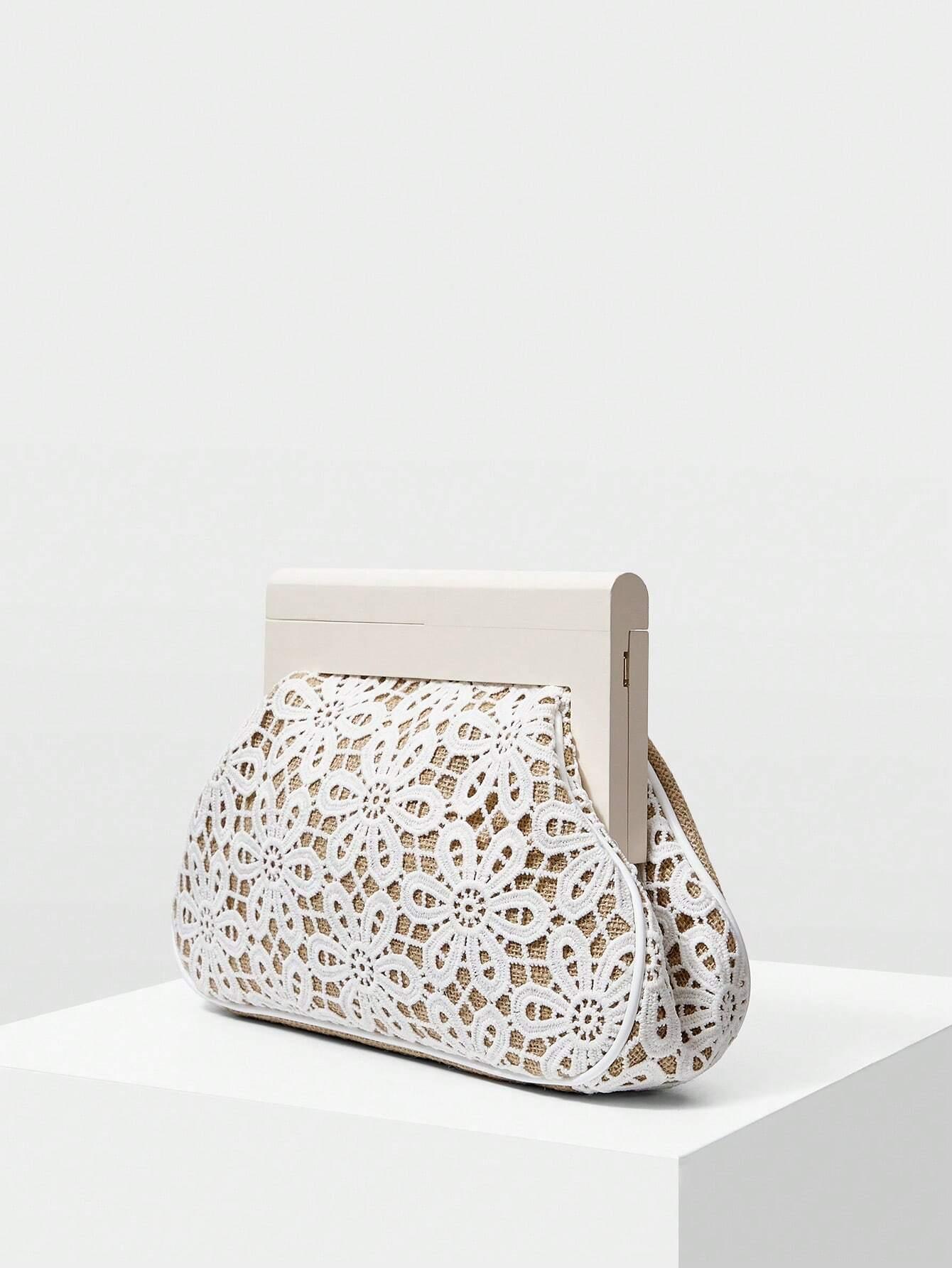 Clutch con design floreale intagliato “Carmela”