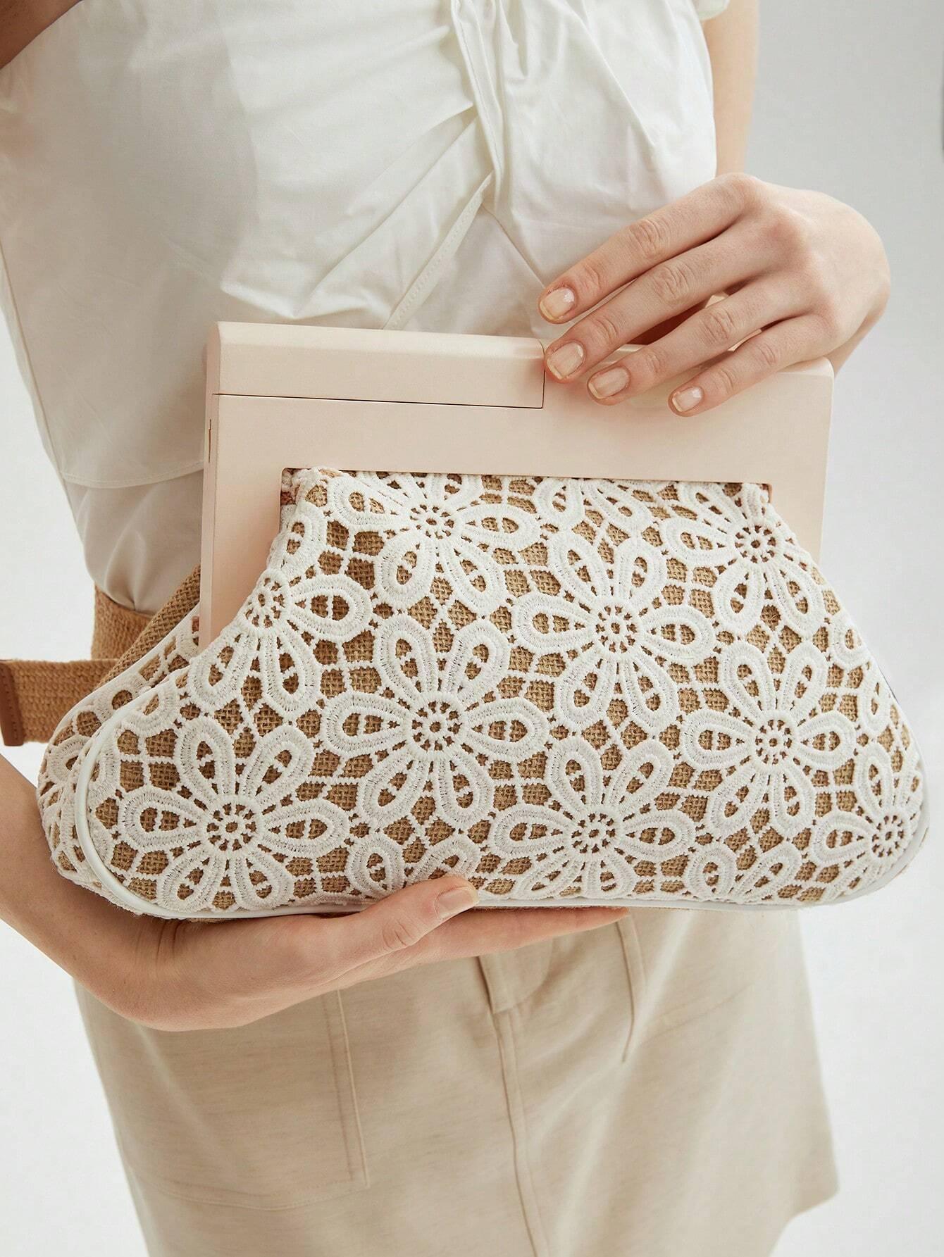 Clutch con design floreale intagliato “Carmela”