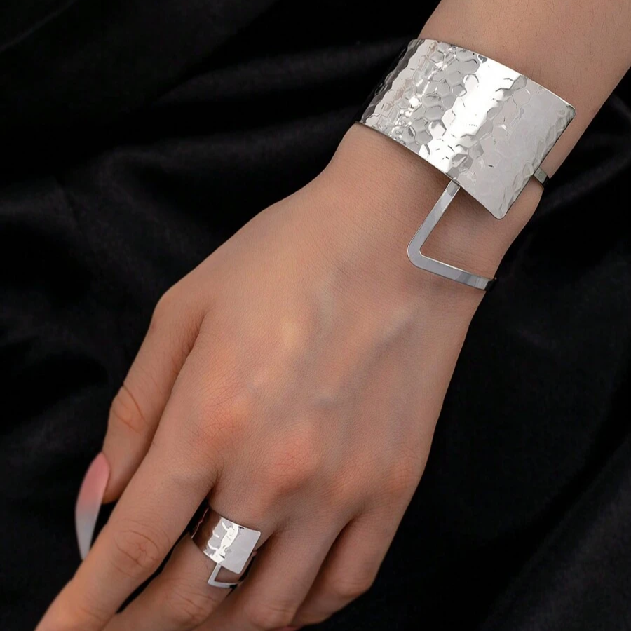 Set moderno martellato: 1 bracciale e 1 anello