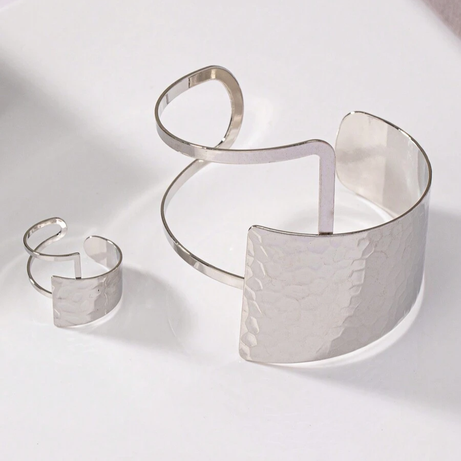 Set moderno martellato: 1 bracciale e 1 anello