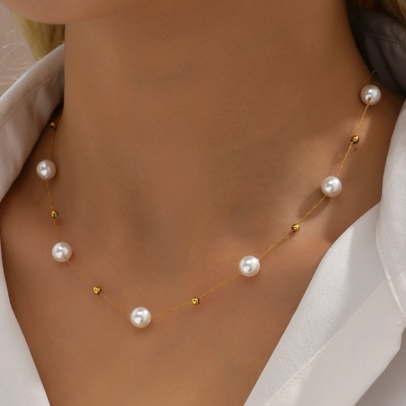 Collana di perle sintetiche alternate