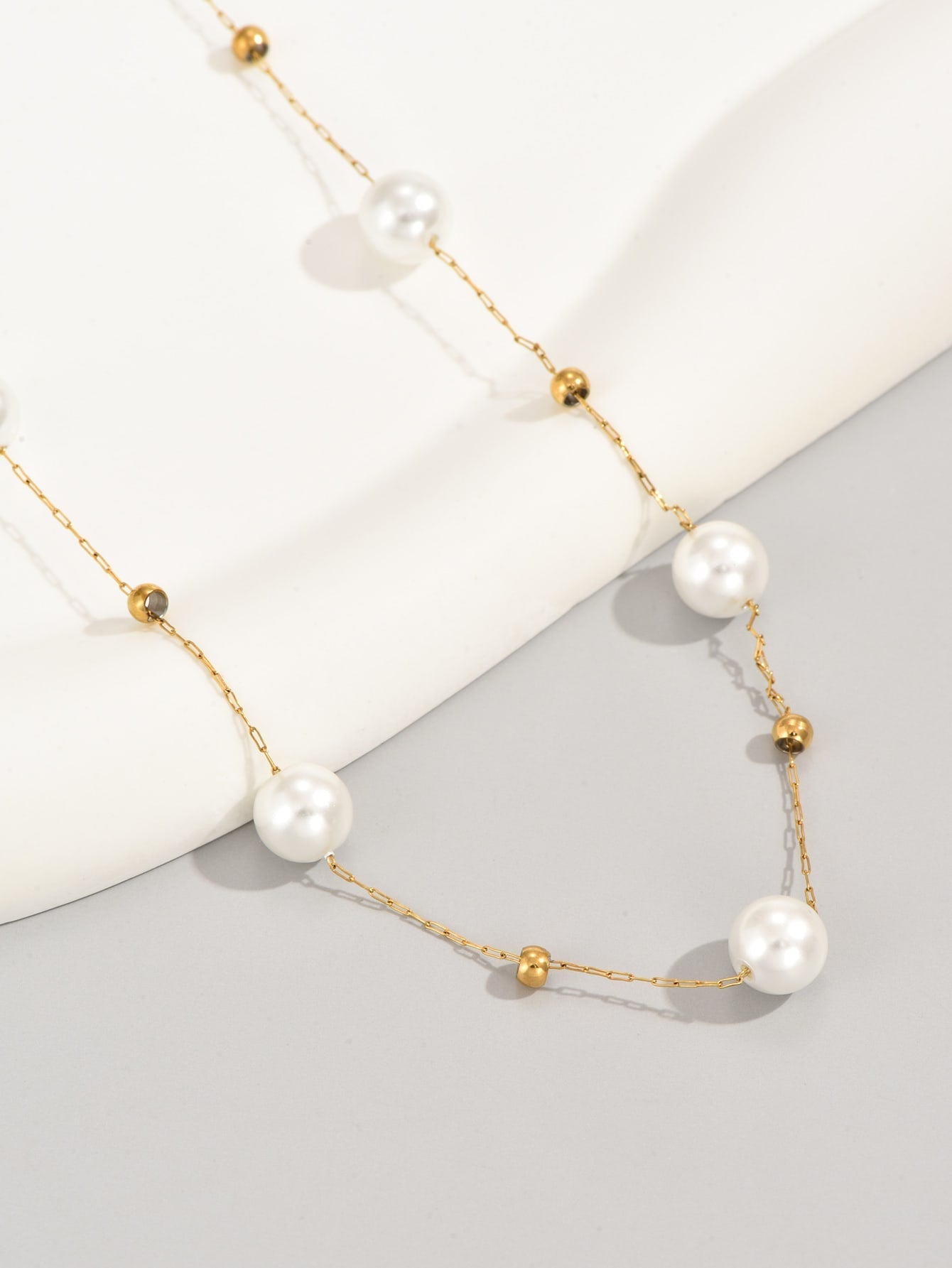 Collana di perle sintetiche alternate