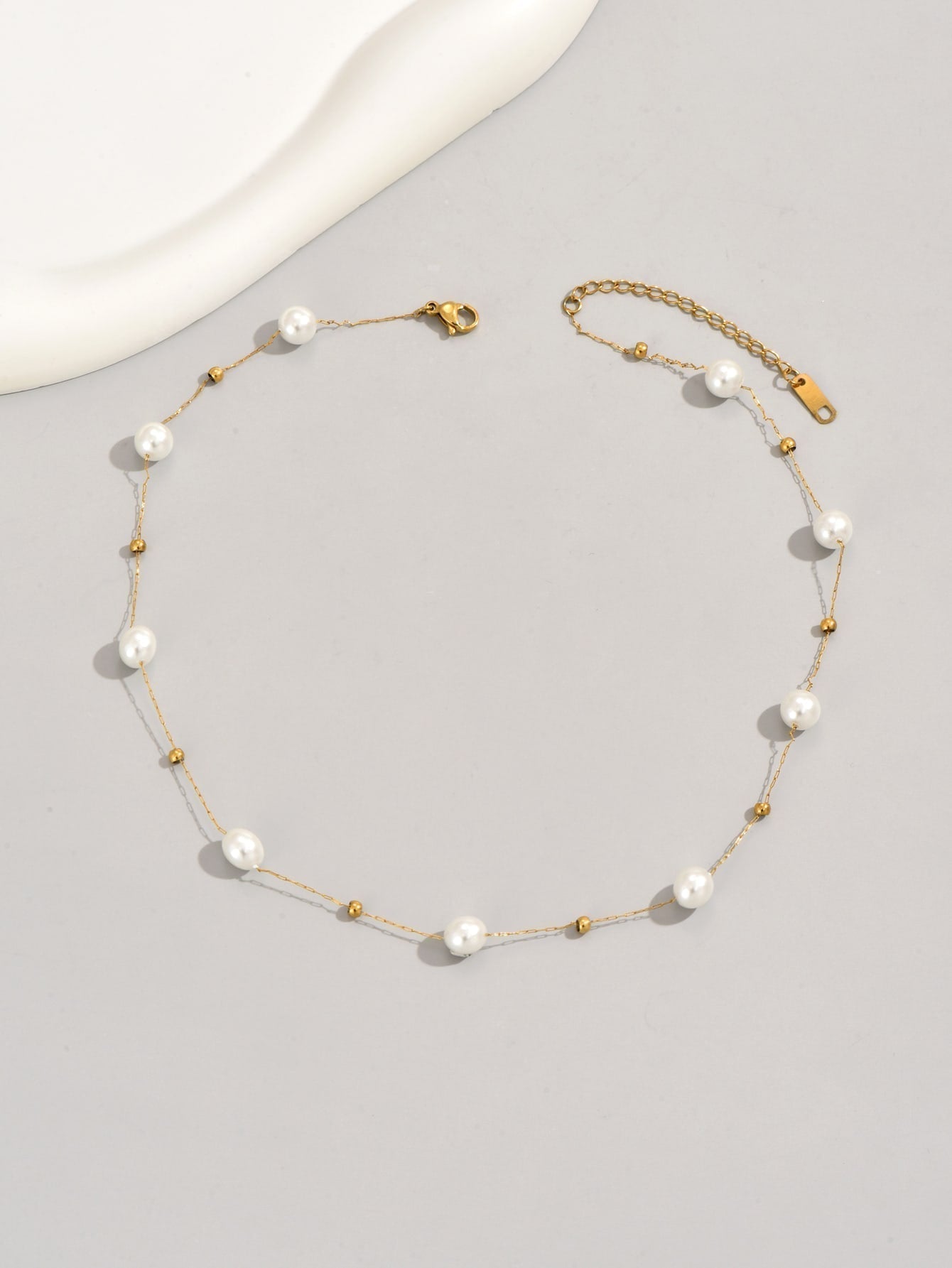 Collana di perle sintetiche alternate