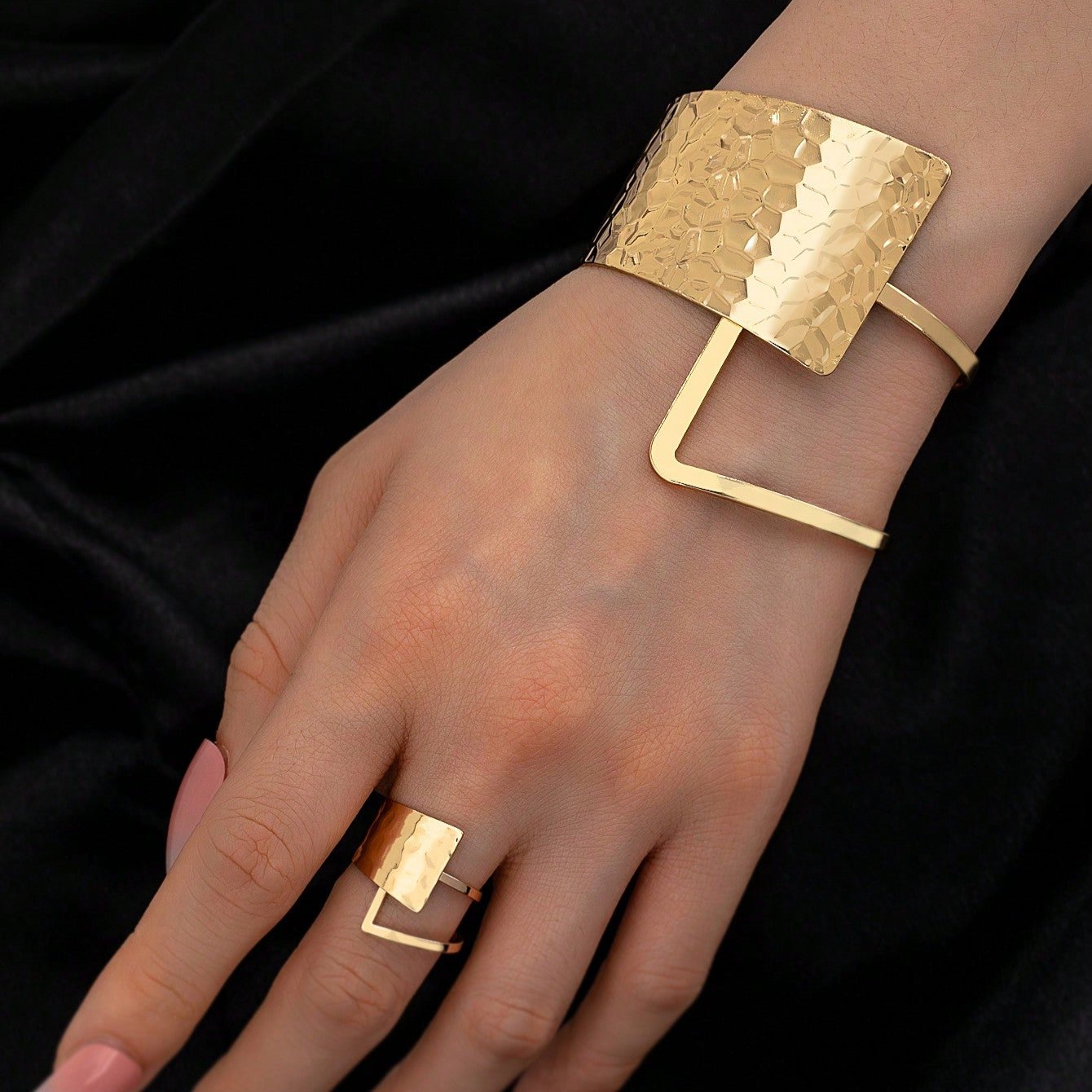 Set moderno martellato: 1 bracciale e 1 anello