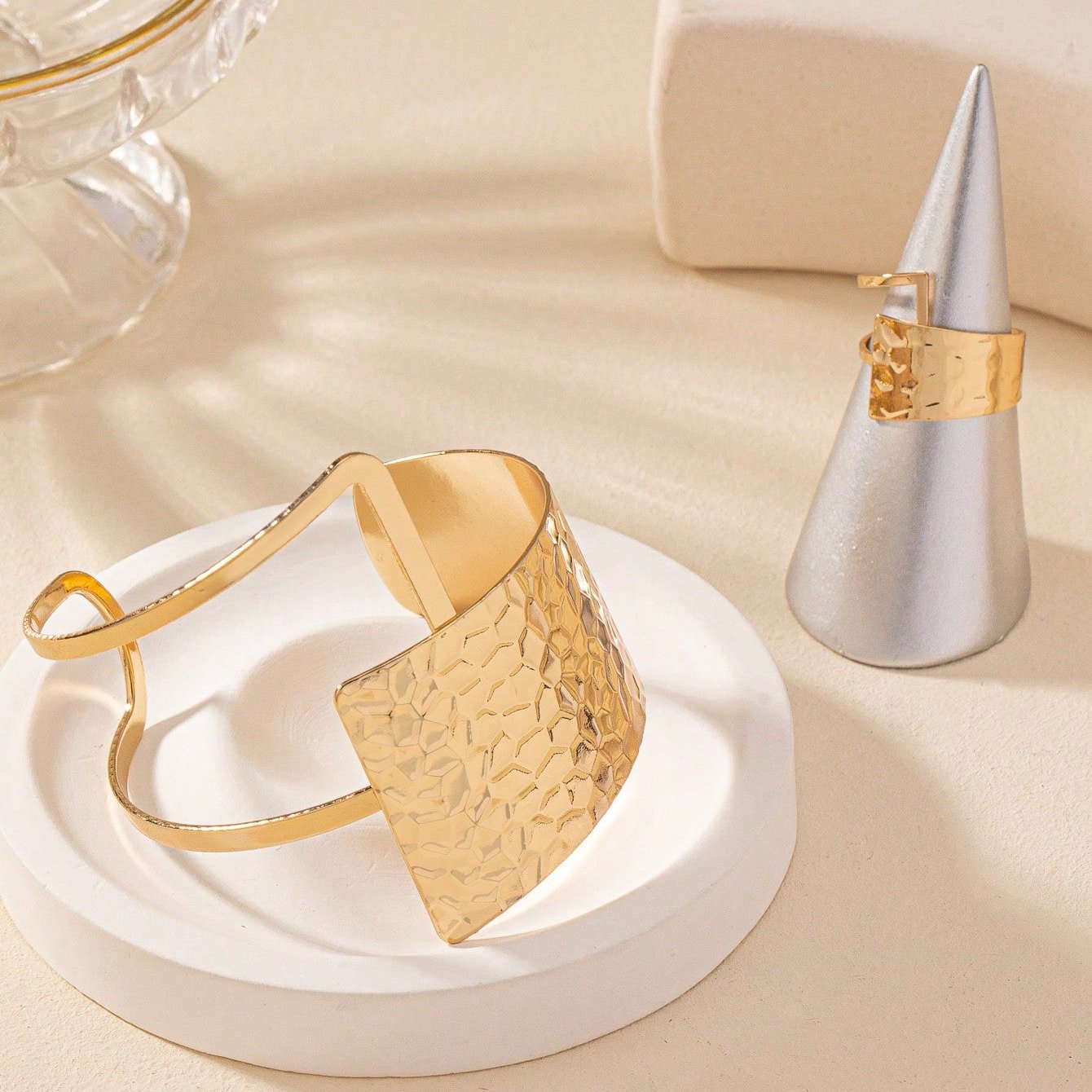 Set moderno martellato: 1 bracciale e 1 anello