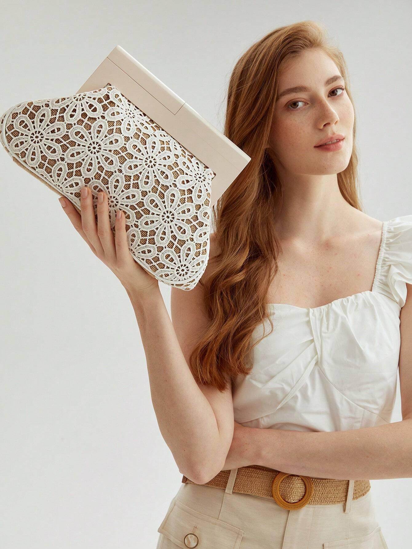 Clutch con design floreale intagliato “Carmela”