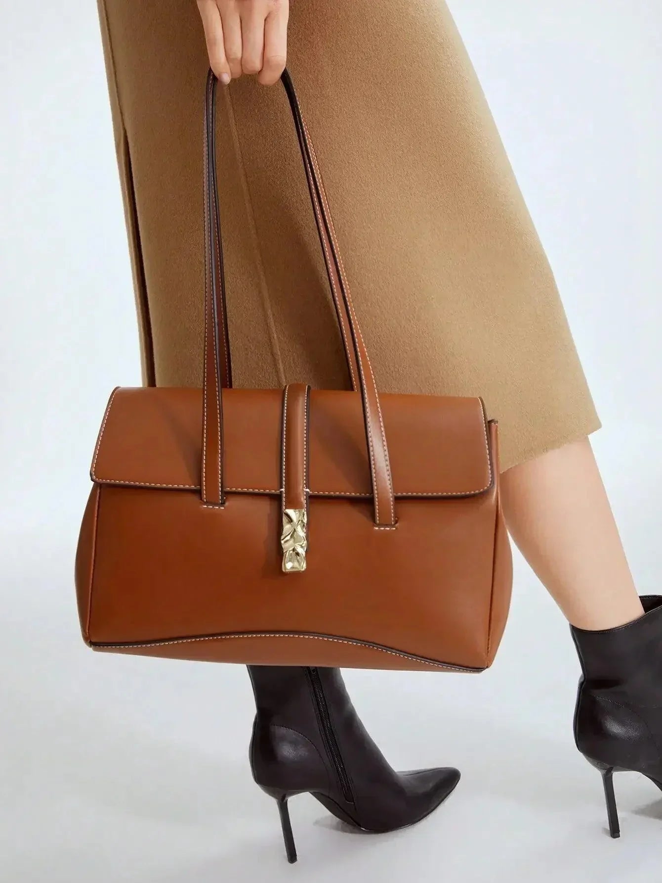 Borsa da donna a spalla con dettaglio fibbia “Fiorella”